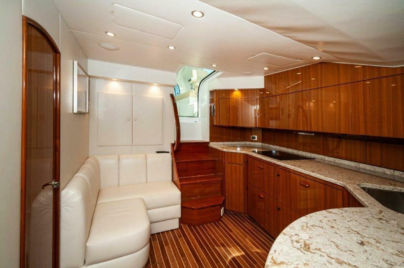 2016 Viking 52 Sport Tower — photo 5