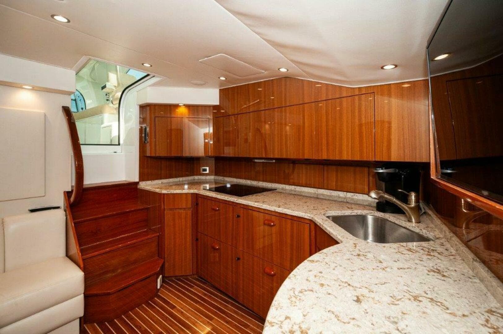 2016 Viking 52 Sport Tower — photo 10