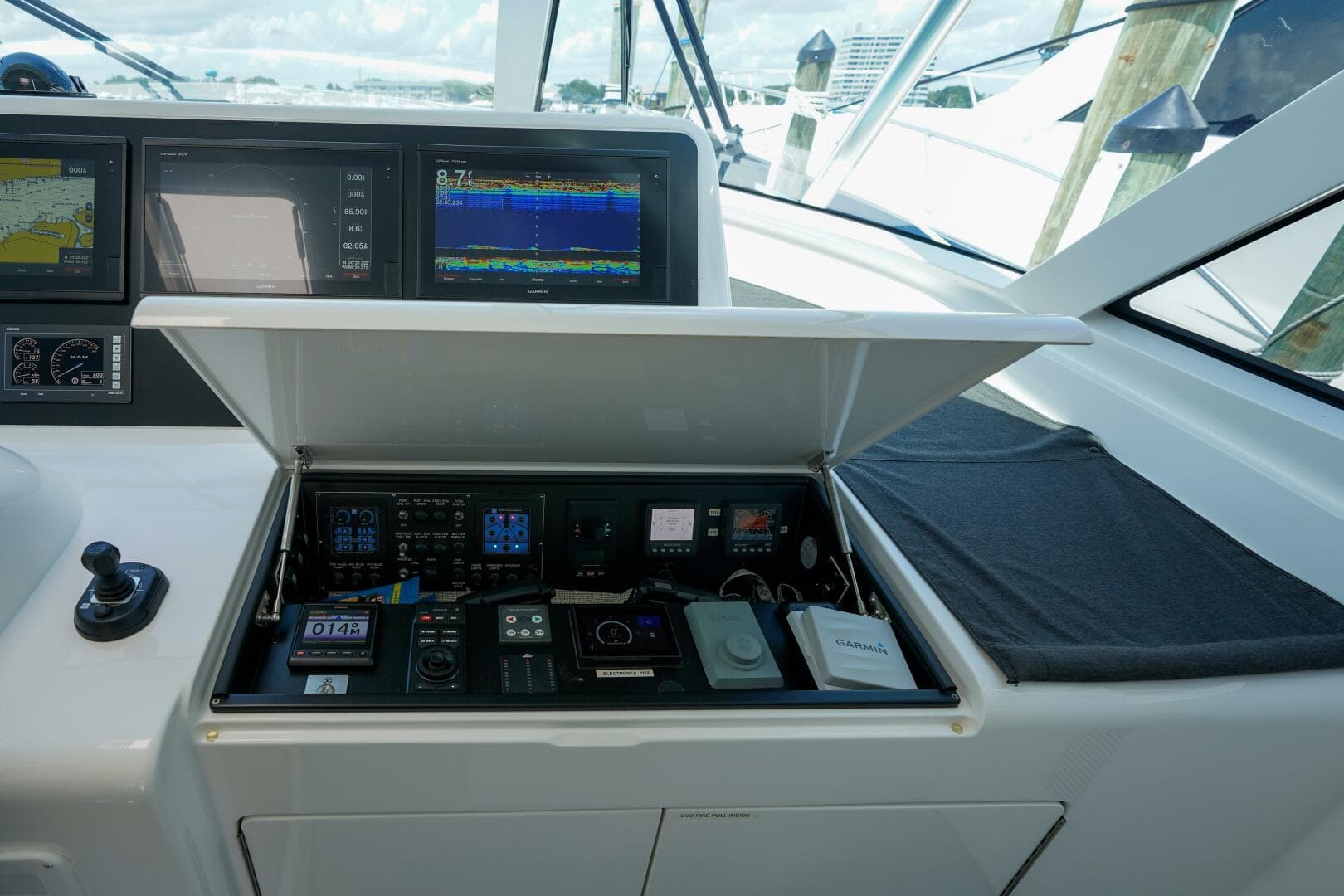 2016 Viking 52 Sport Tower — photo 28