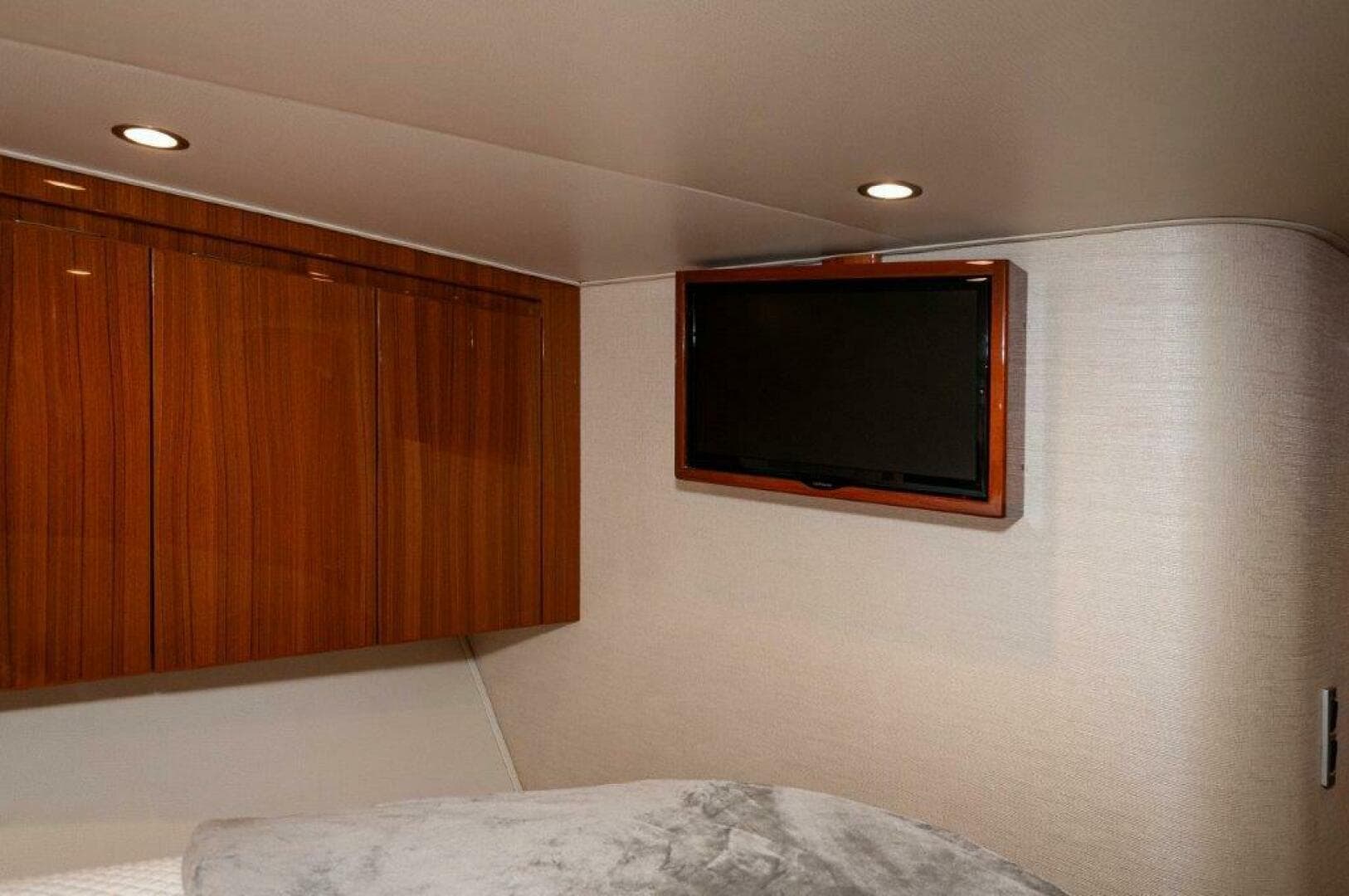 2016 Viking 52 Sport Tower — photo 12