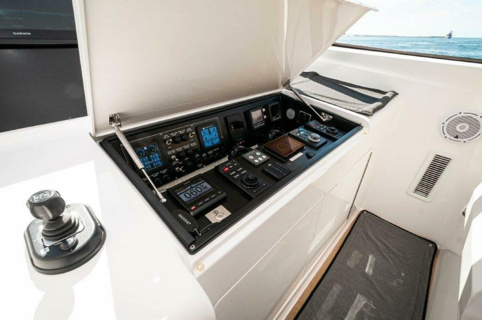 2016 Viking 52 Sport Tower — photo 29