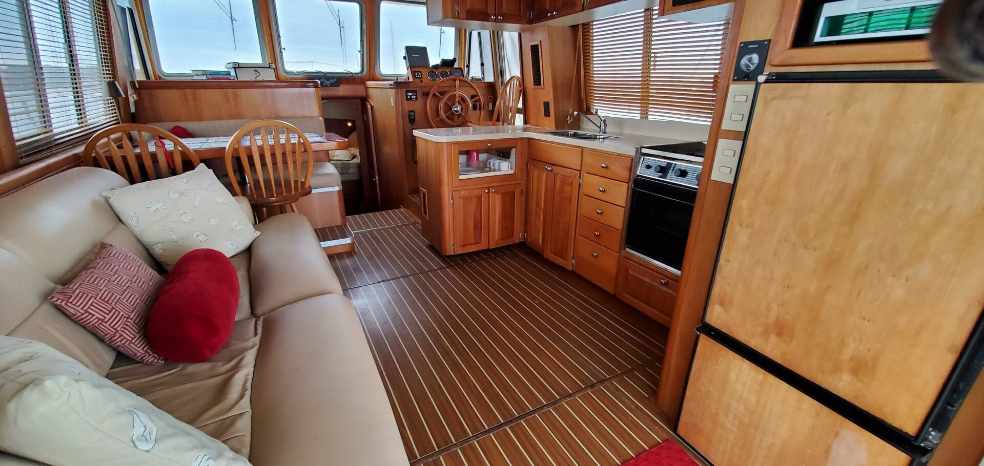 2004 Mainship 400 Trawler — photo 47