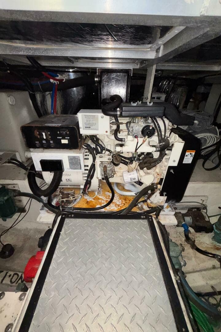 2001 Carver 396 Aft Cabin — photo 89