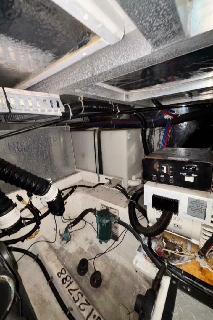 2001 Carver 396 Aft Cabin — photo 91