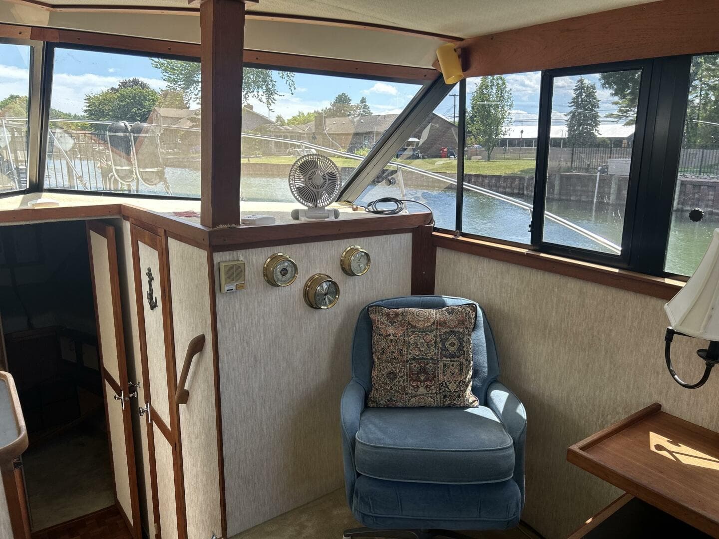 1985 Carver 3207 — photo 24
