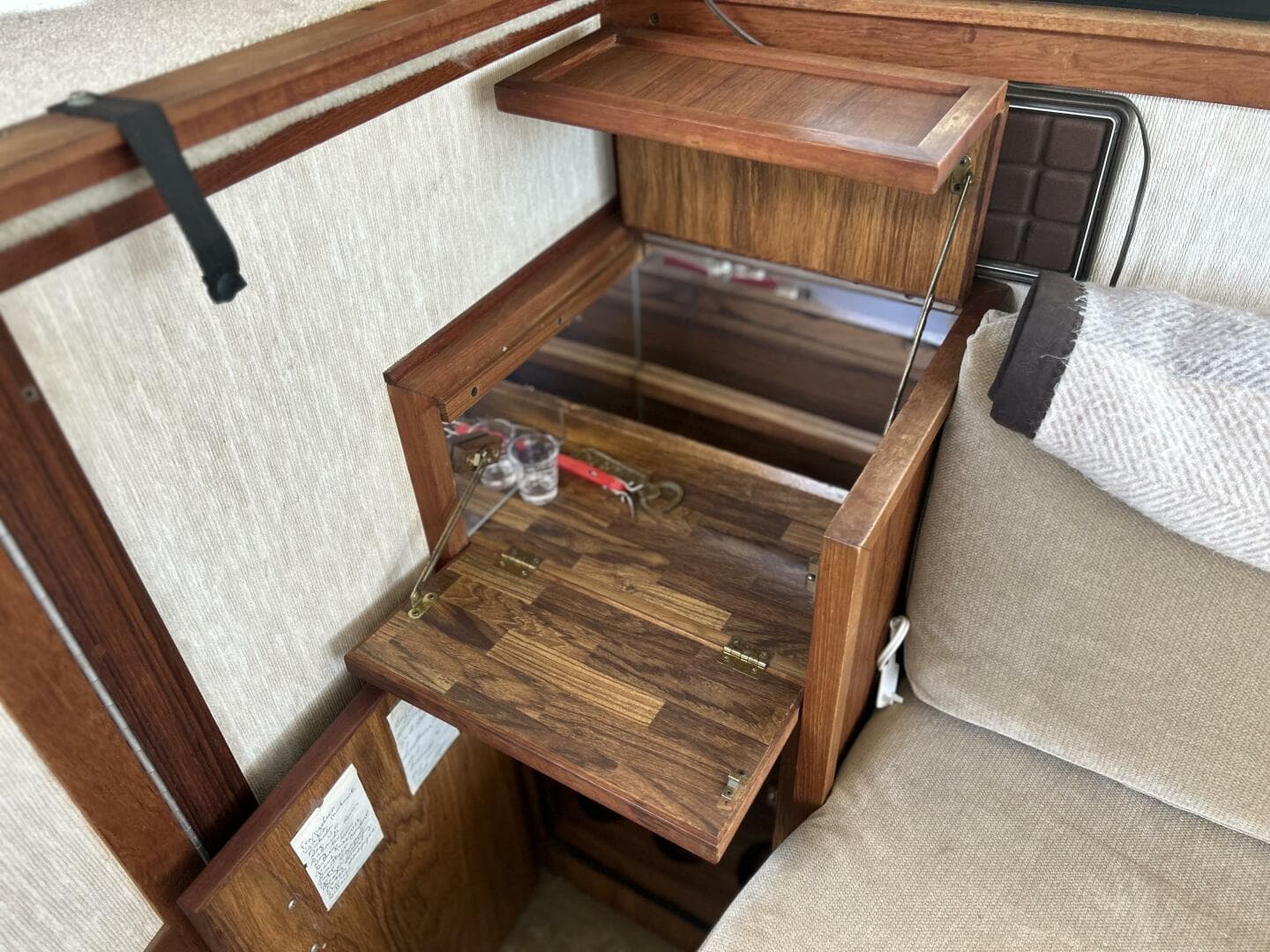 1985 Carver 3207 — photo 13