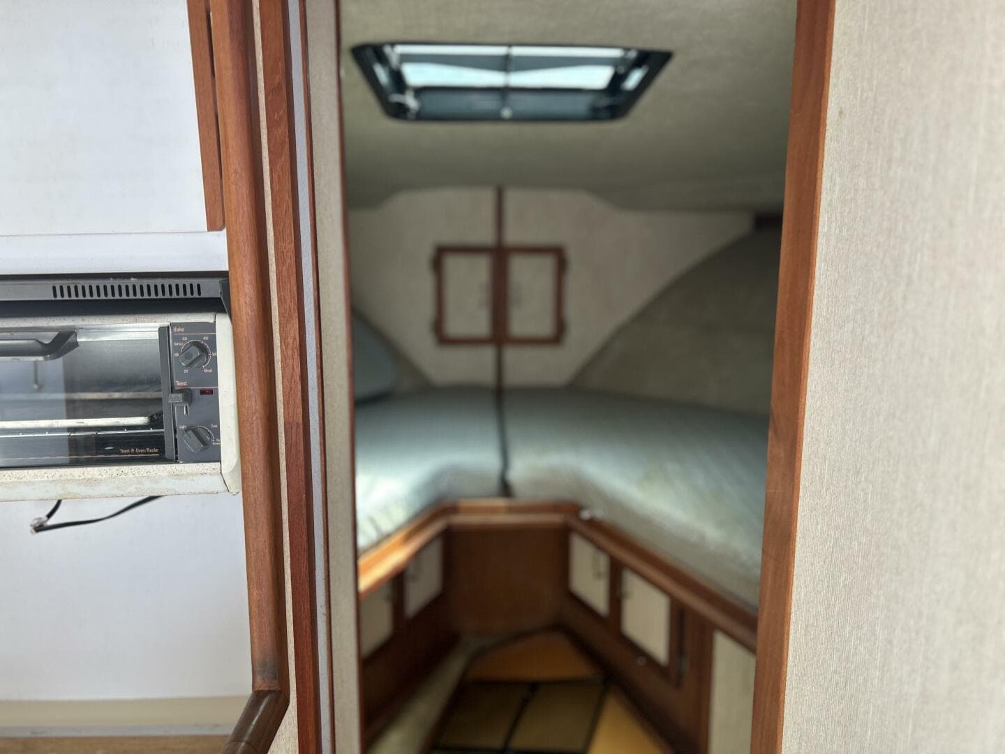 1985 Carver 3207 — photo 26