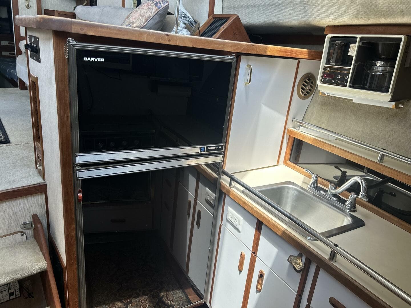 1985 Carver 3207 — photo 21