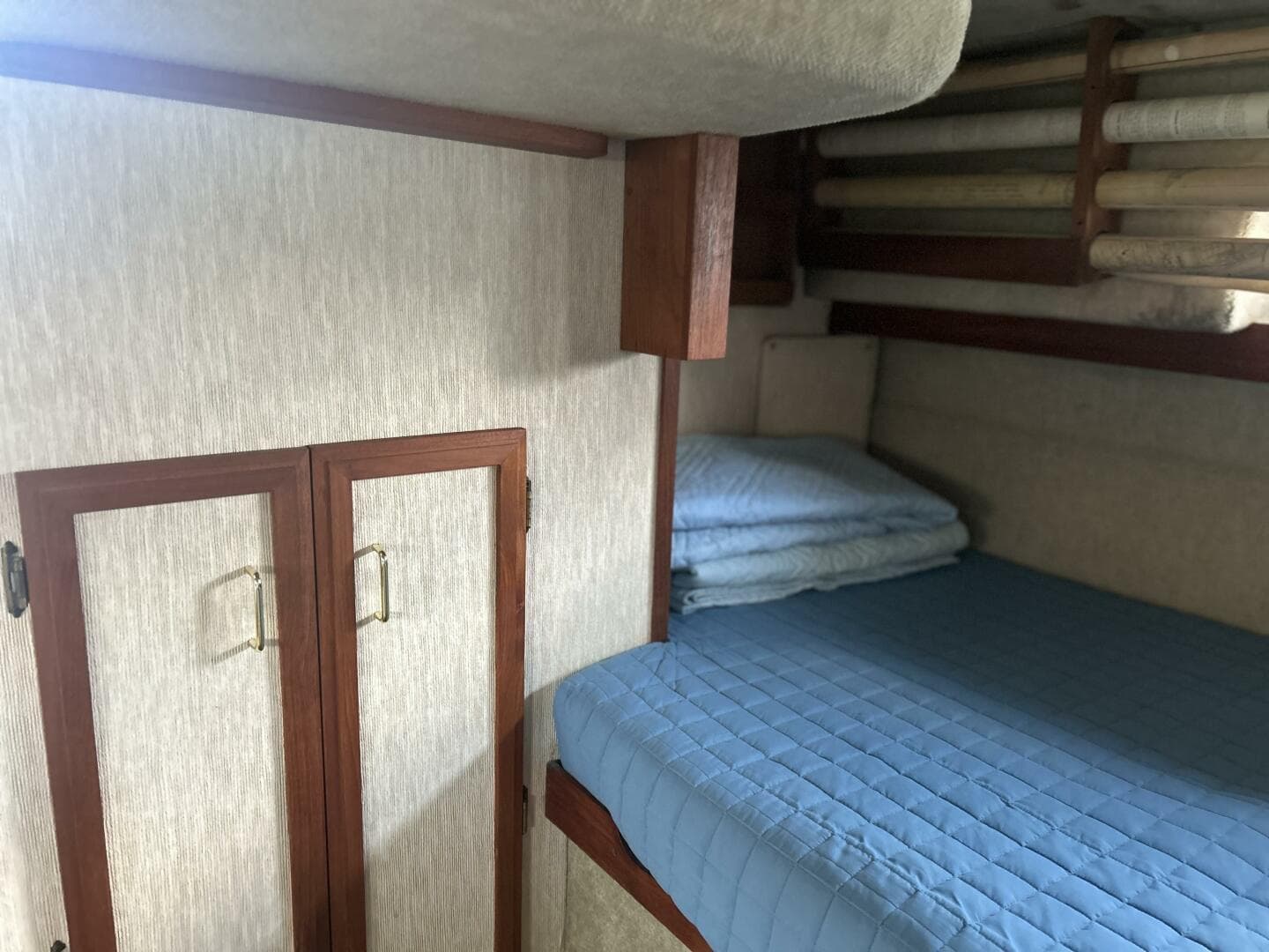 1985 Carver 3207 — photo 15