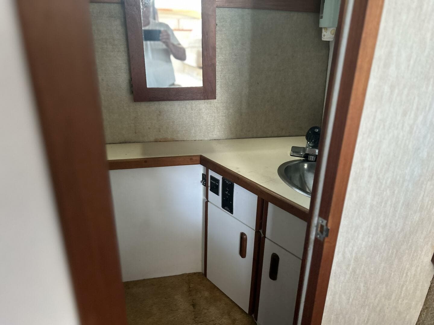 1985 Carver 3207 — photo 23