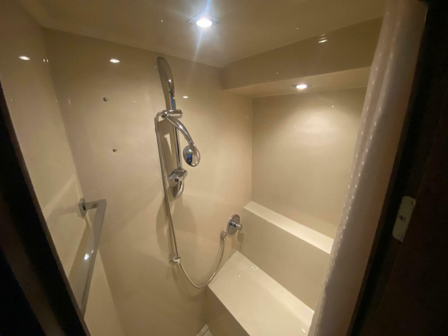 2012 Cruisers Yachts 48 Cantius — photo 17