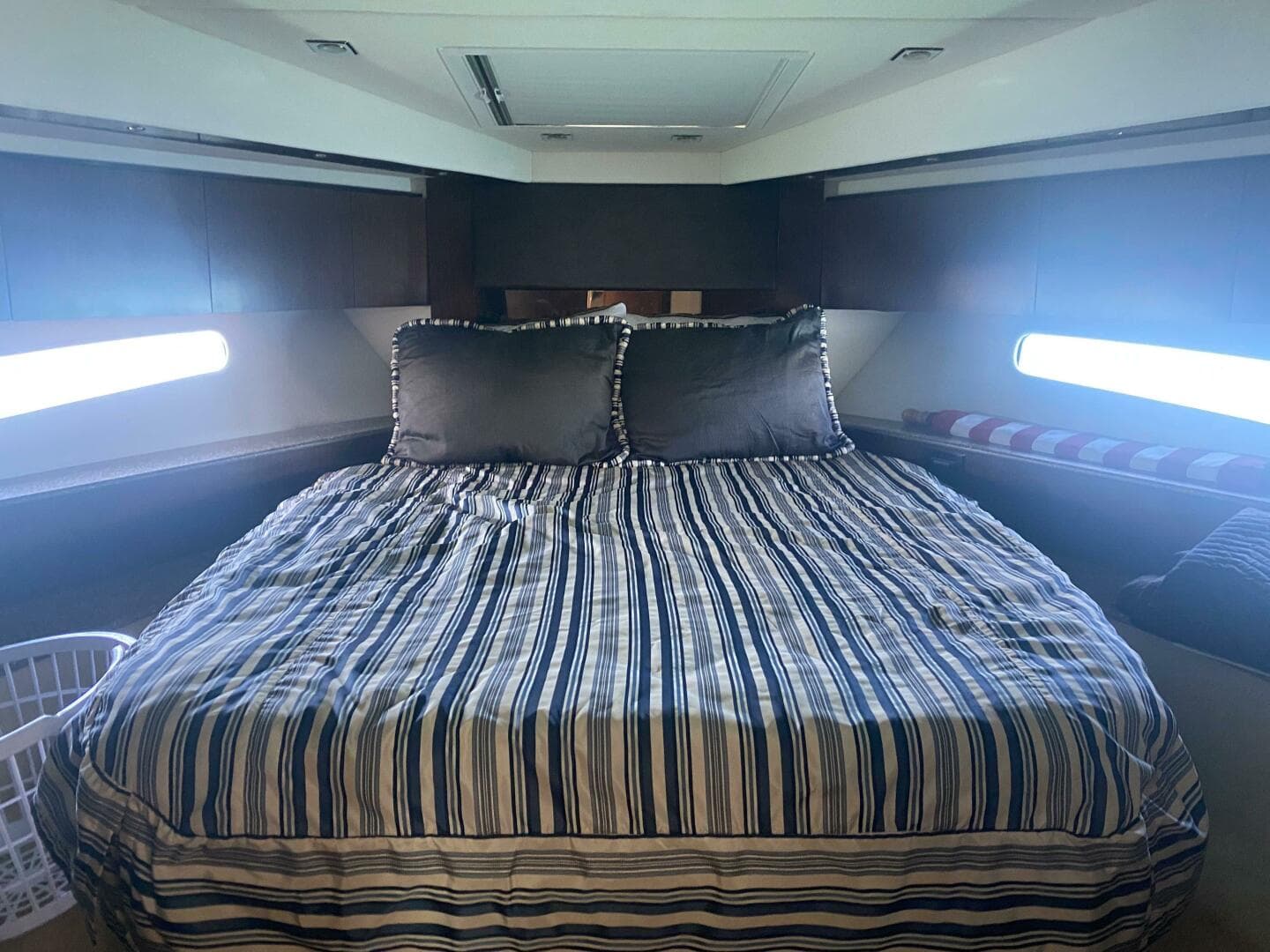 2012 Cruisers Yachts 48 Cantius — photo 14