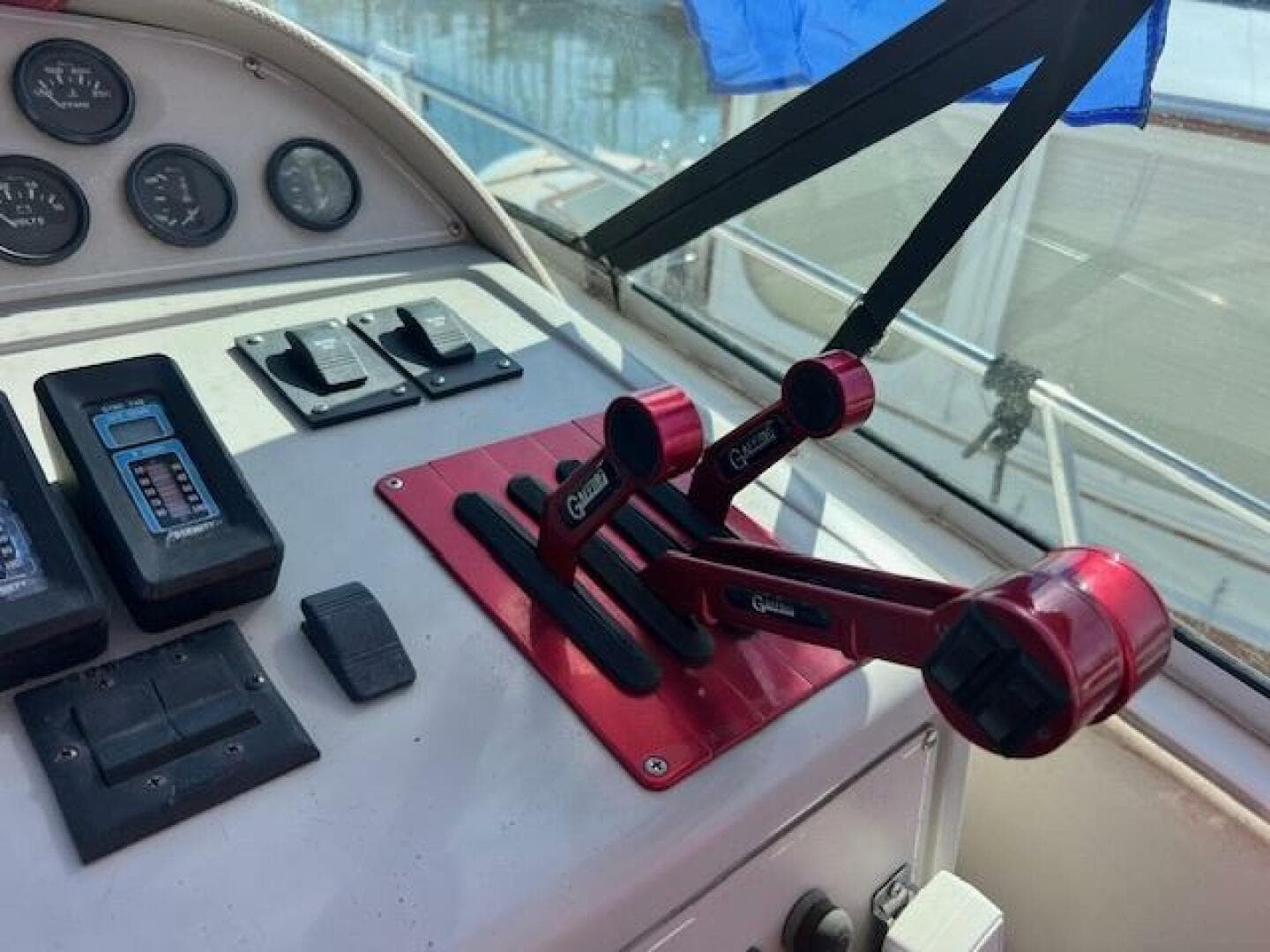 1990 Donzi 30 — photo 10