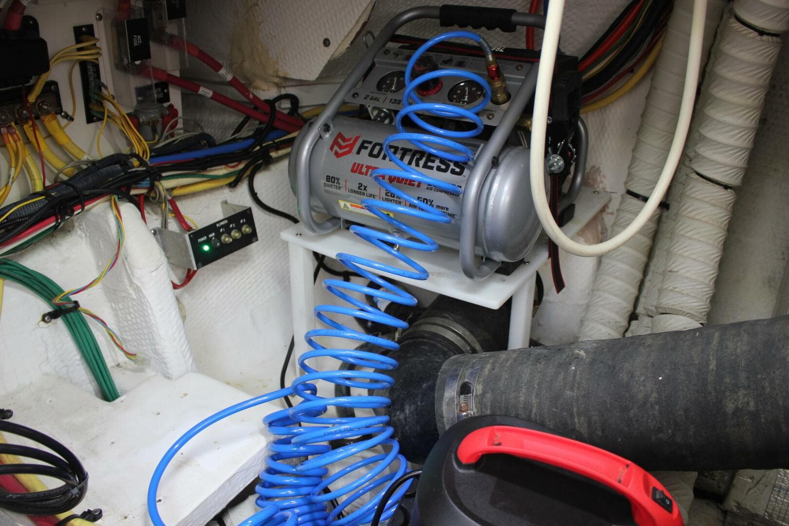 2005 Cruisers 370 Express — photo 36