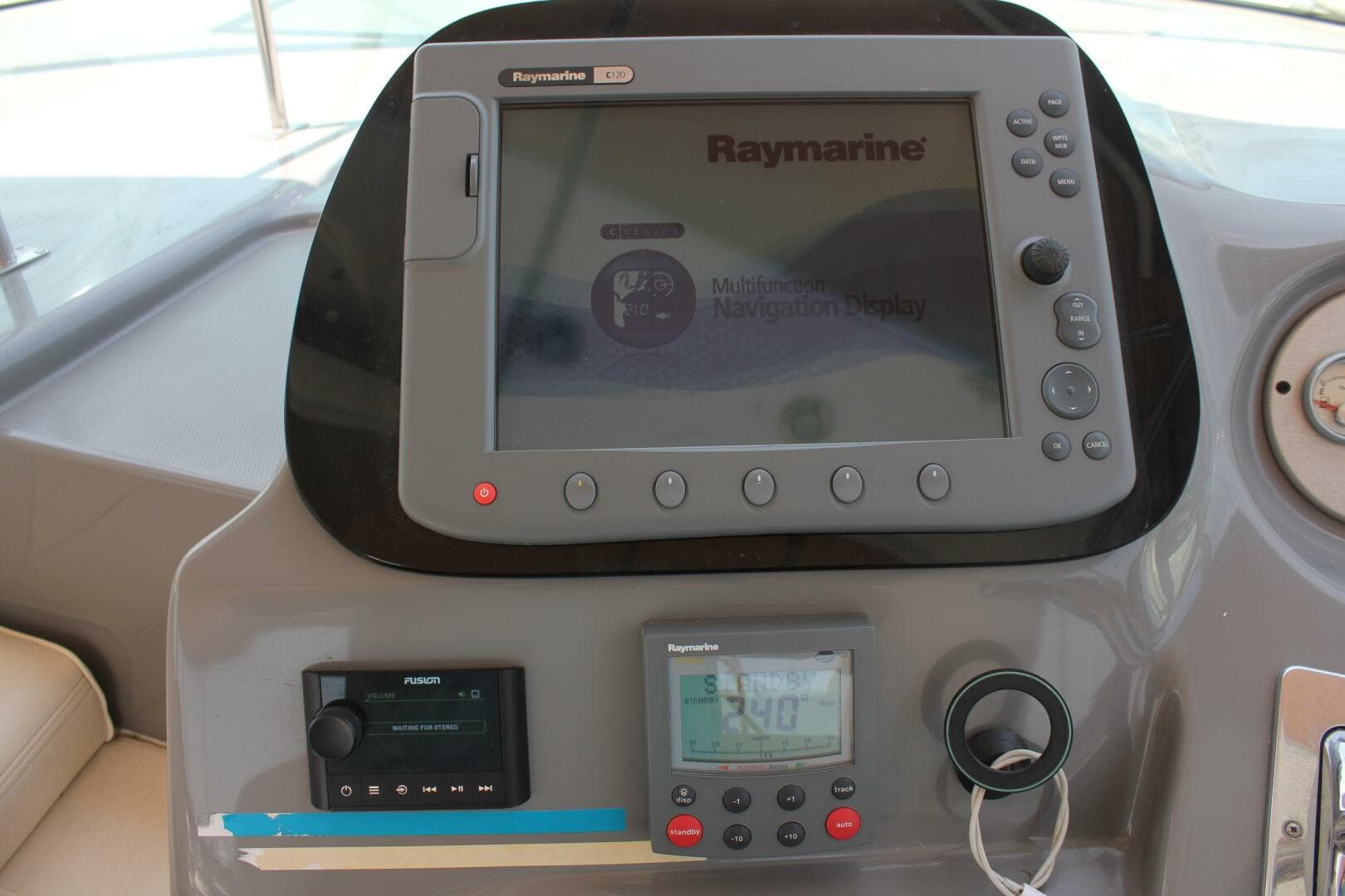 2005 Cruisers 370 Express — photo 15