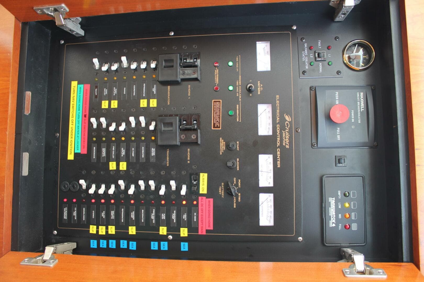 2005 Cruisers 370 Express — photo 27