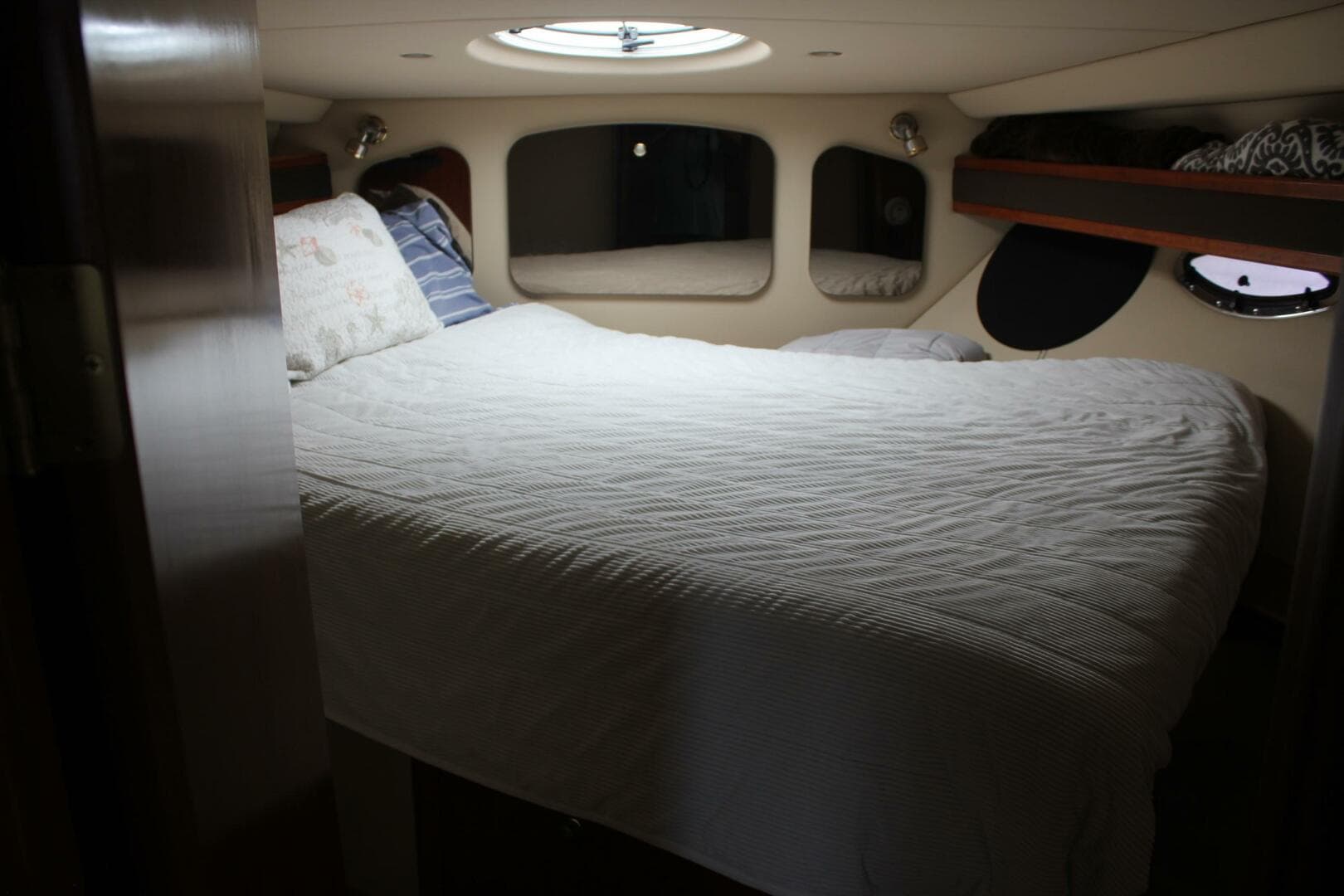 2005 Cruisers 370 Express — photo 28