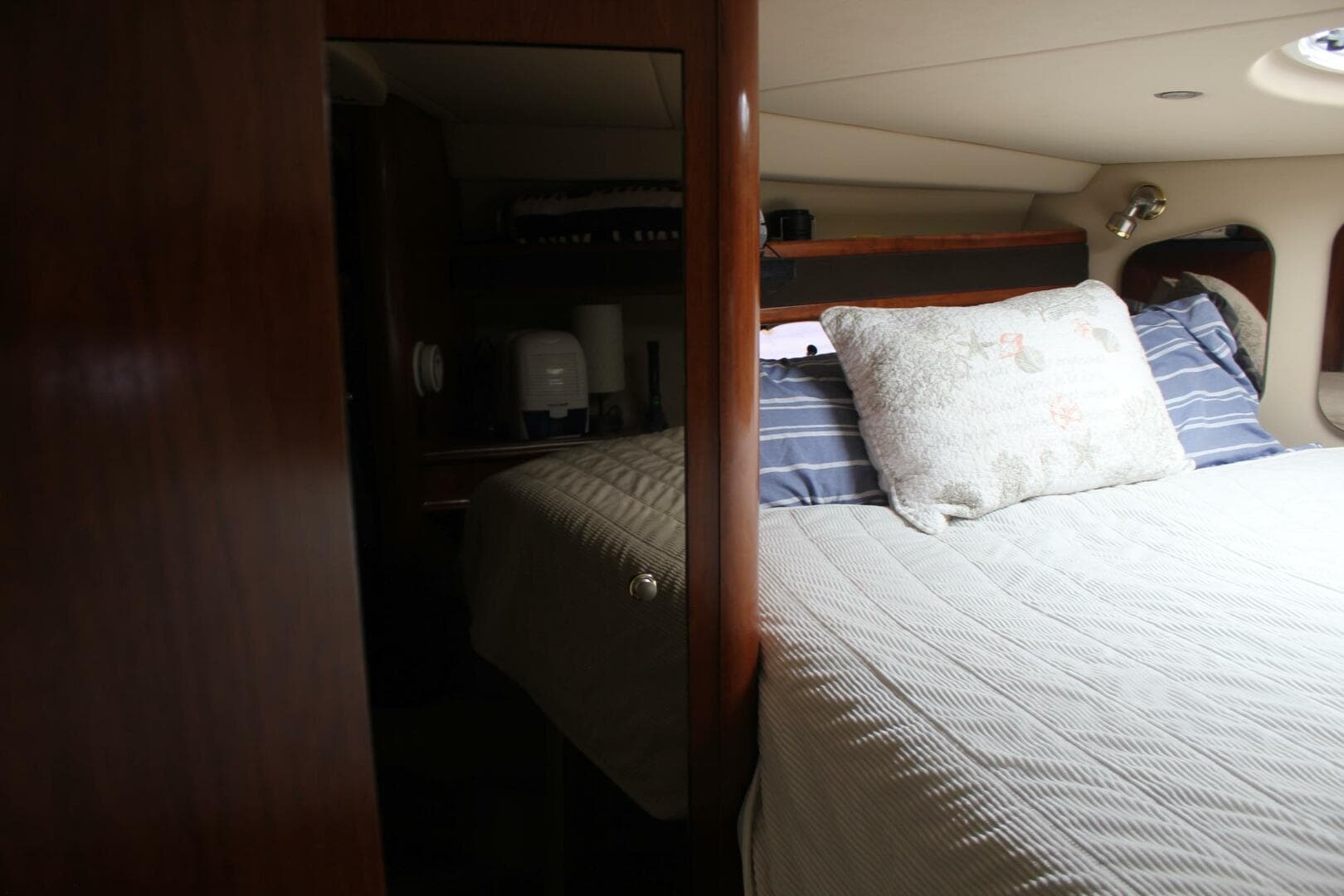 2005 Cruisers 370 Express — photo 29