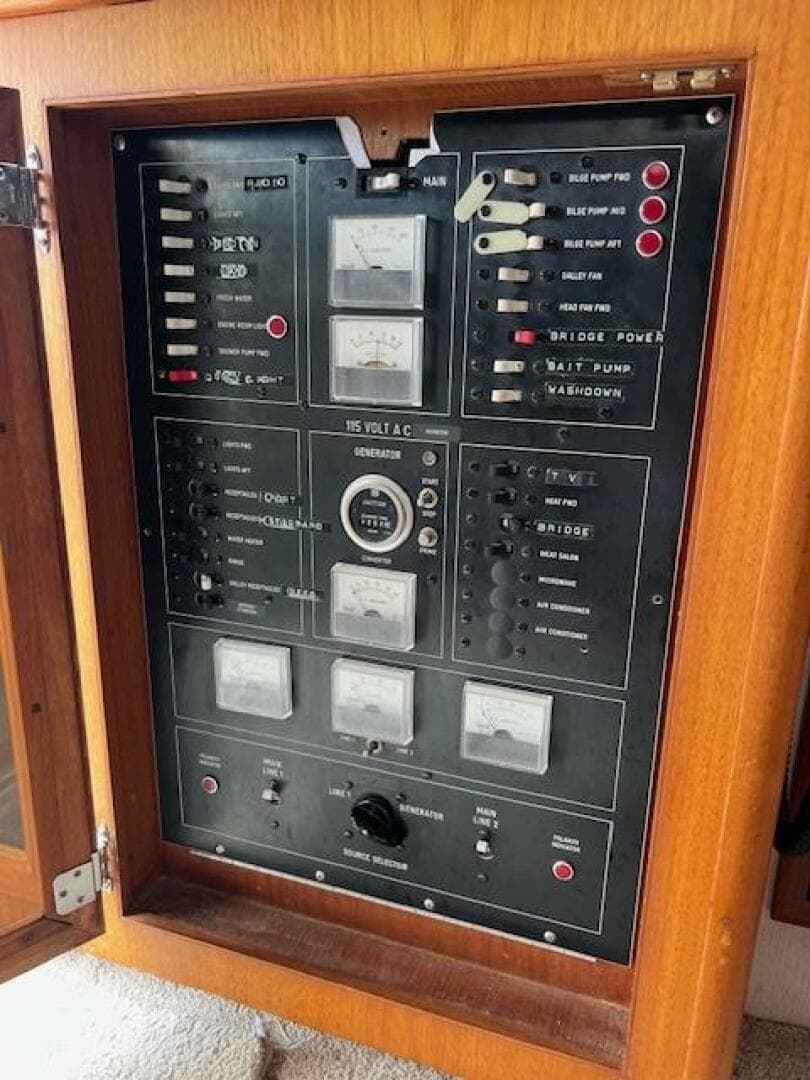 1981 Viking 35 Flybridge — photo 9