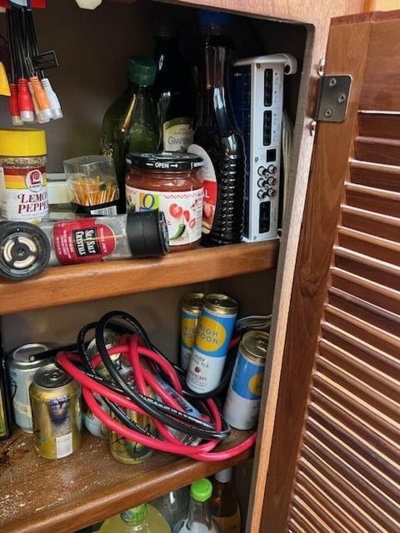 1981 Viking 35 Flybridge — photo 5