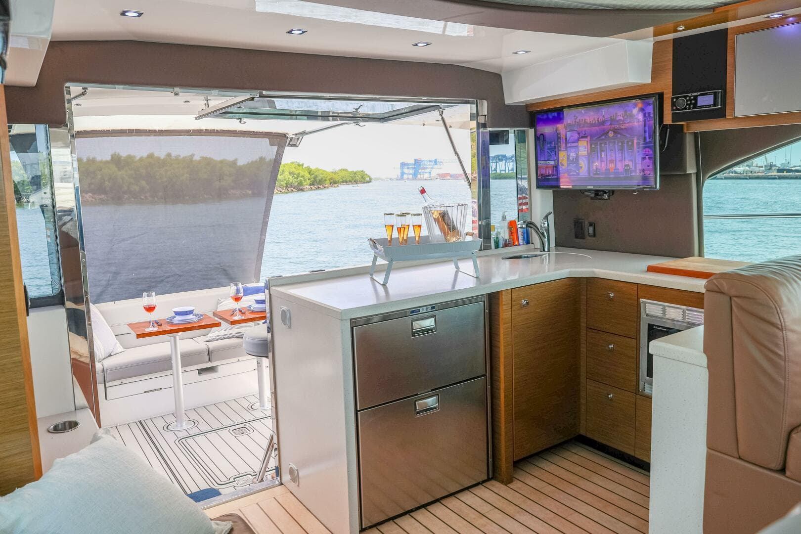 2014 Cruisers Yachts 45 Cantius — photo 32