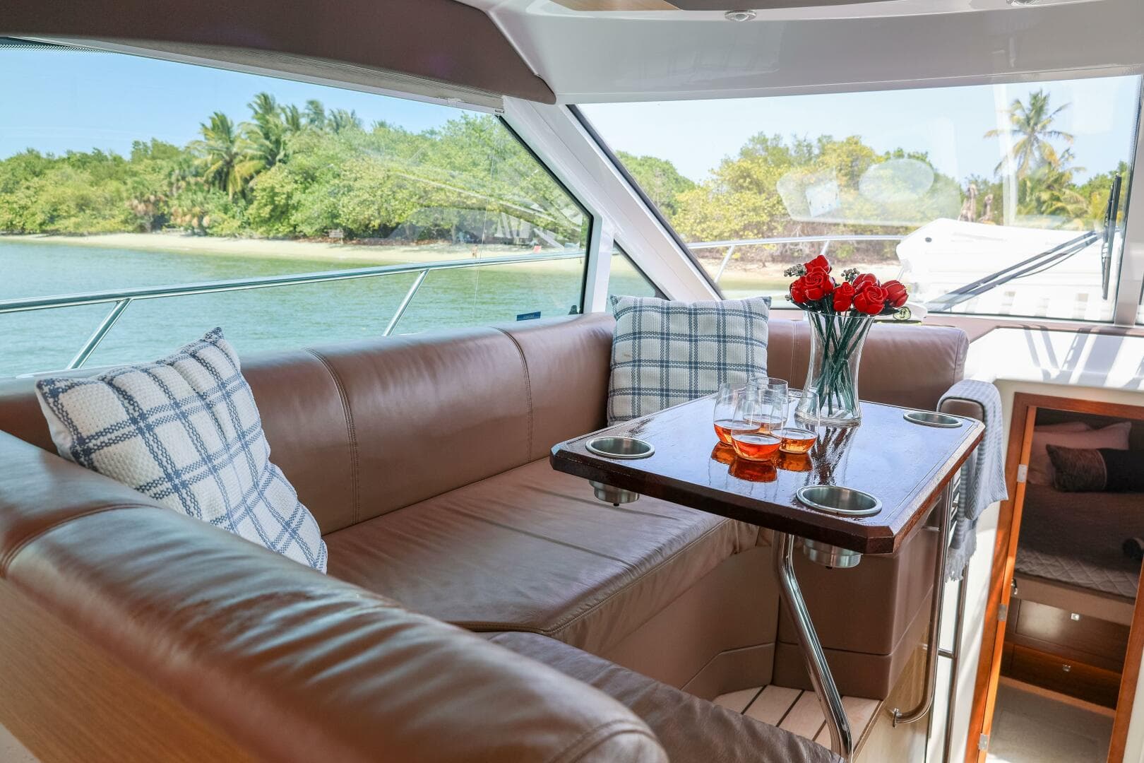 2014 Cruisers Yachts 45 Cantius — photo 48