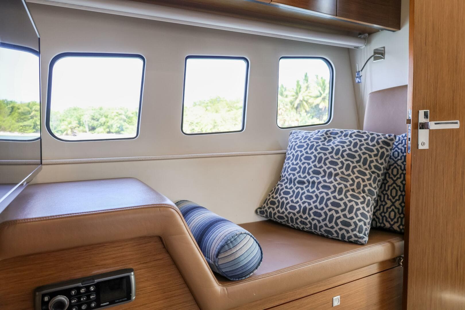 2014 Cruisers Yachts 45 Cantius — photo 56