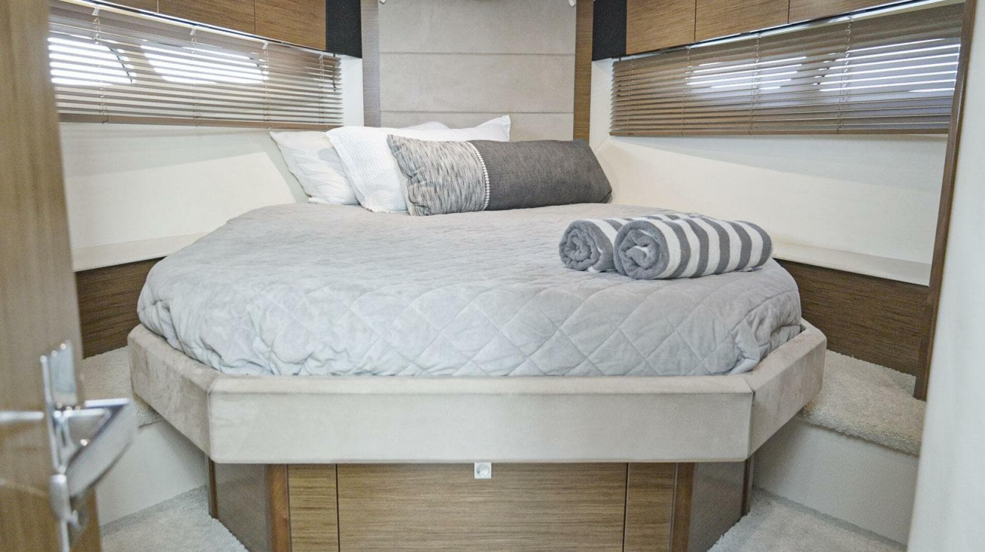 2014 Cruisers Yachts 45 Cantius — photo 66