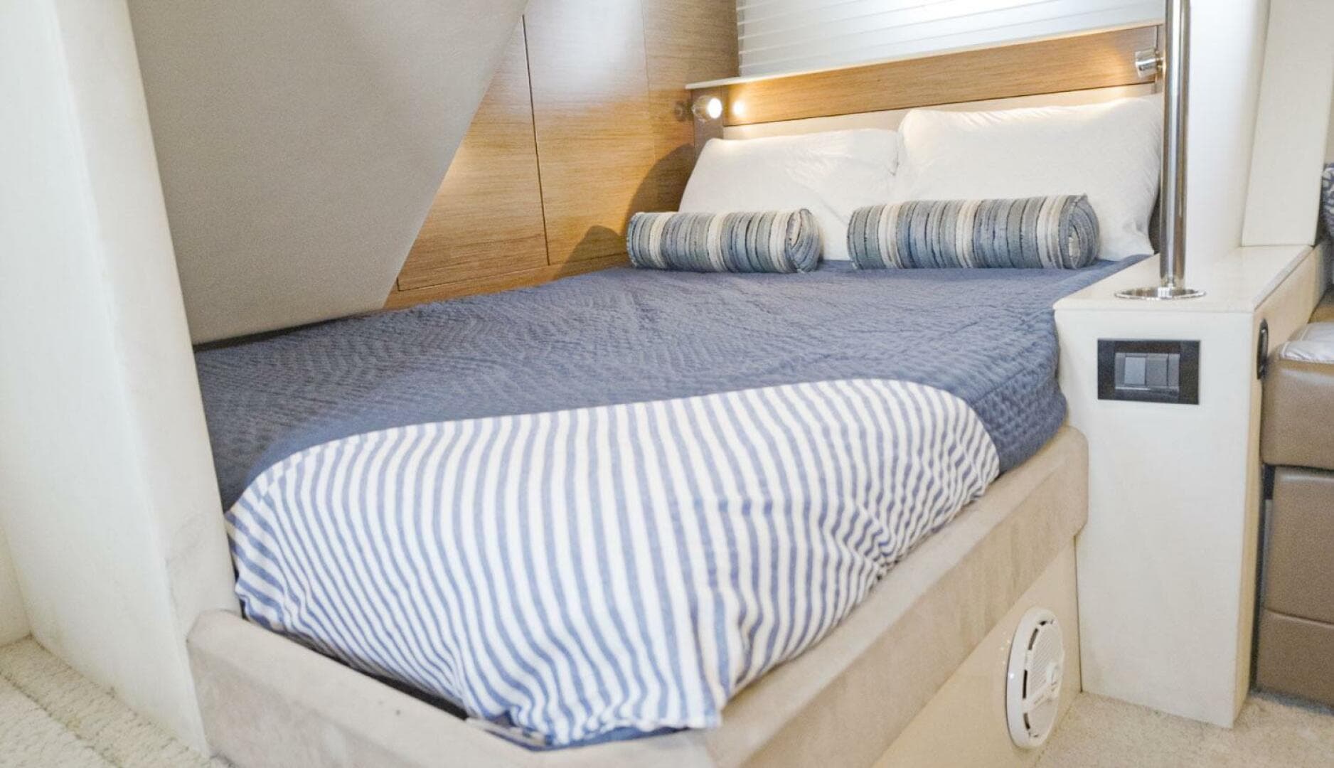 2014 Cruisers Yachts 45 Cantius — photo 59