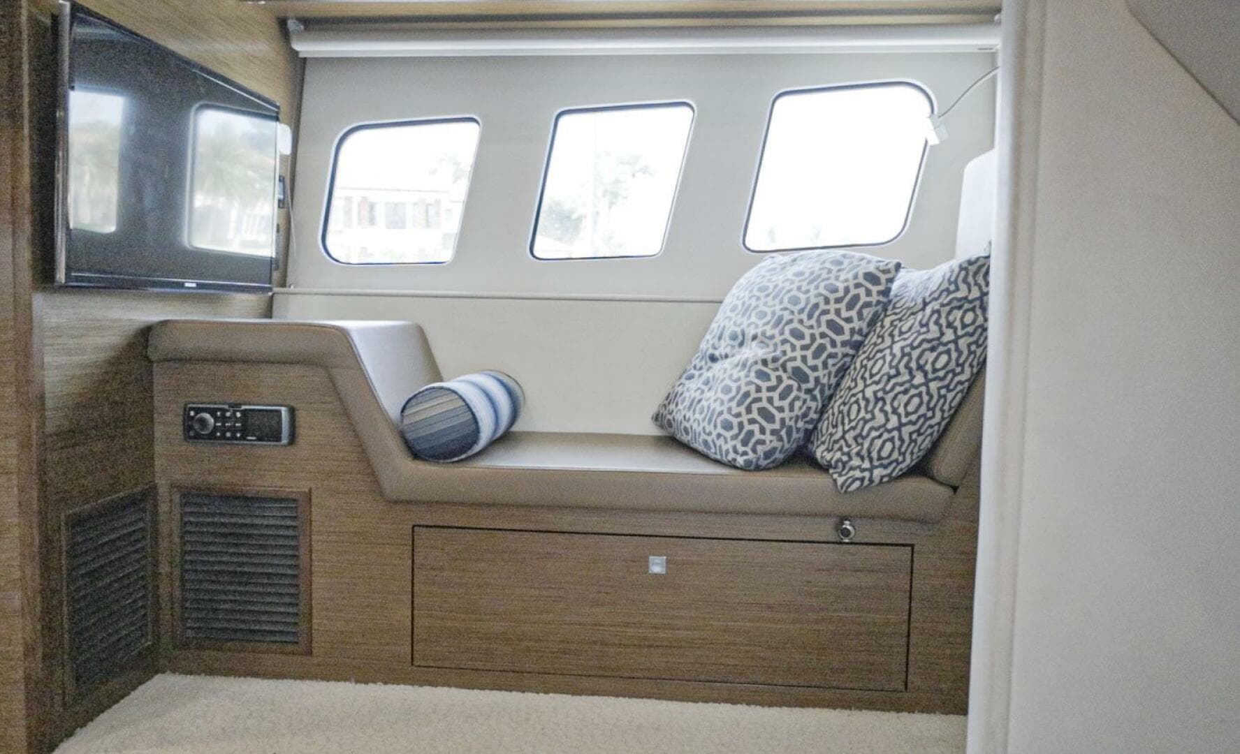 2014 Cruisers Yachts 45 Cantius — photo 57