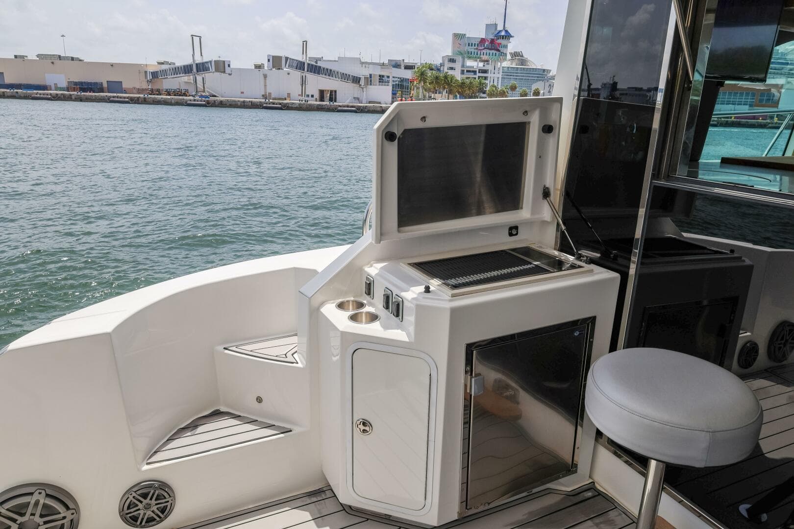 2014 Cruisers Yachts 45 Cantius — photo 28
