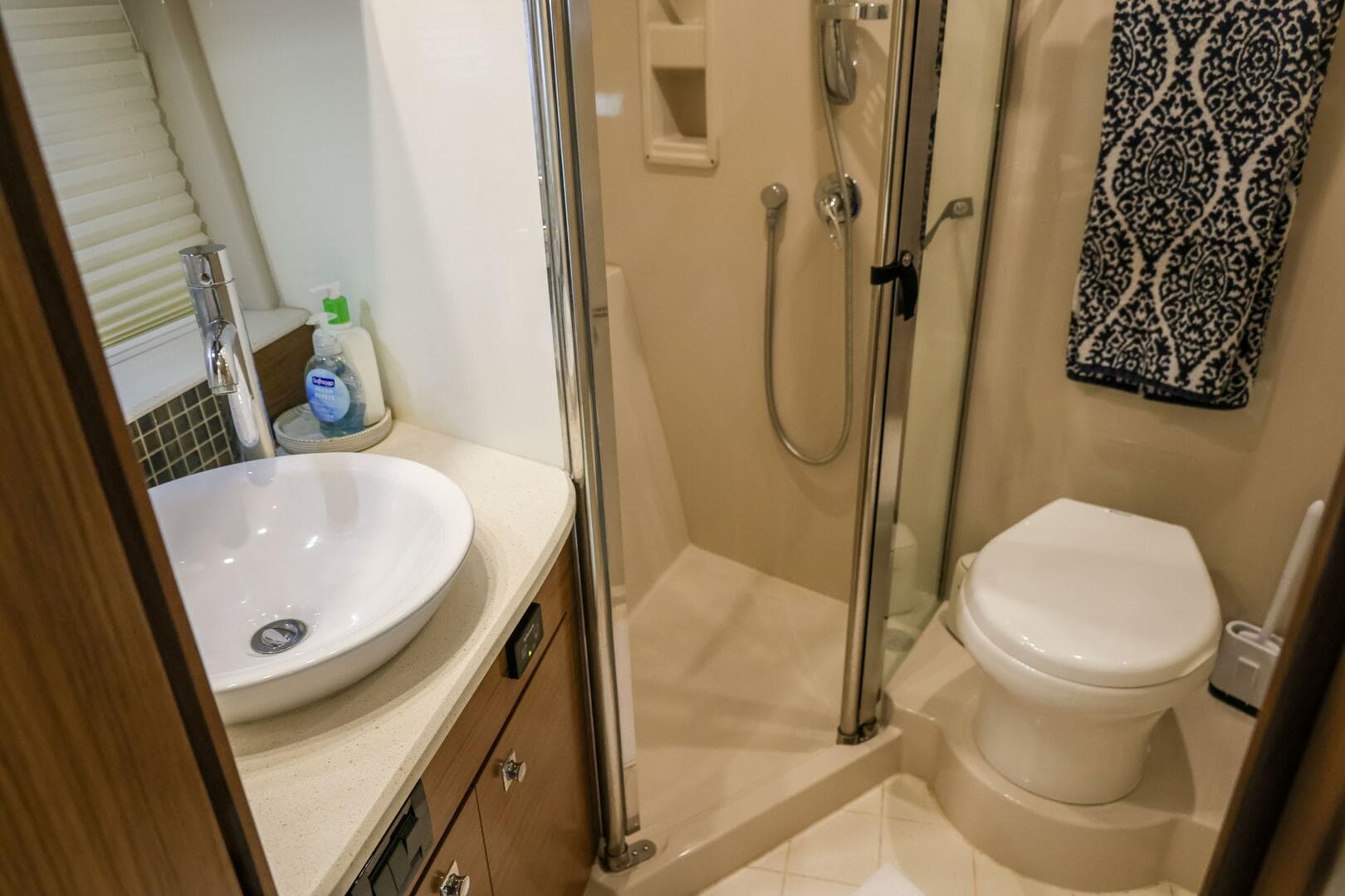 2014 Cruisers Yachts 45 Cantius — photo 67