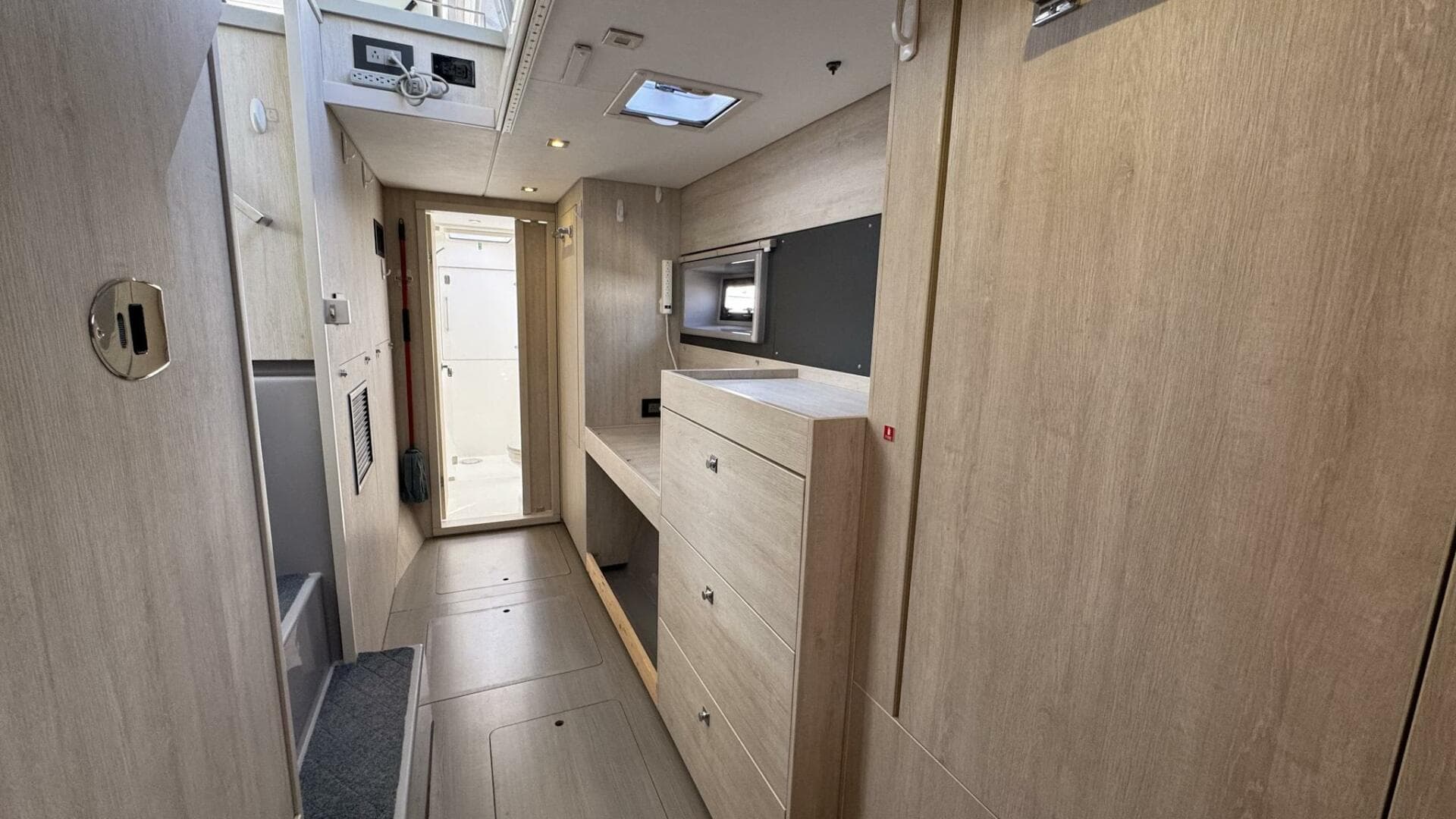 2018 Leopard 43 Powercat — photo 42