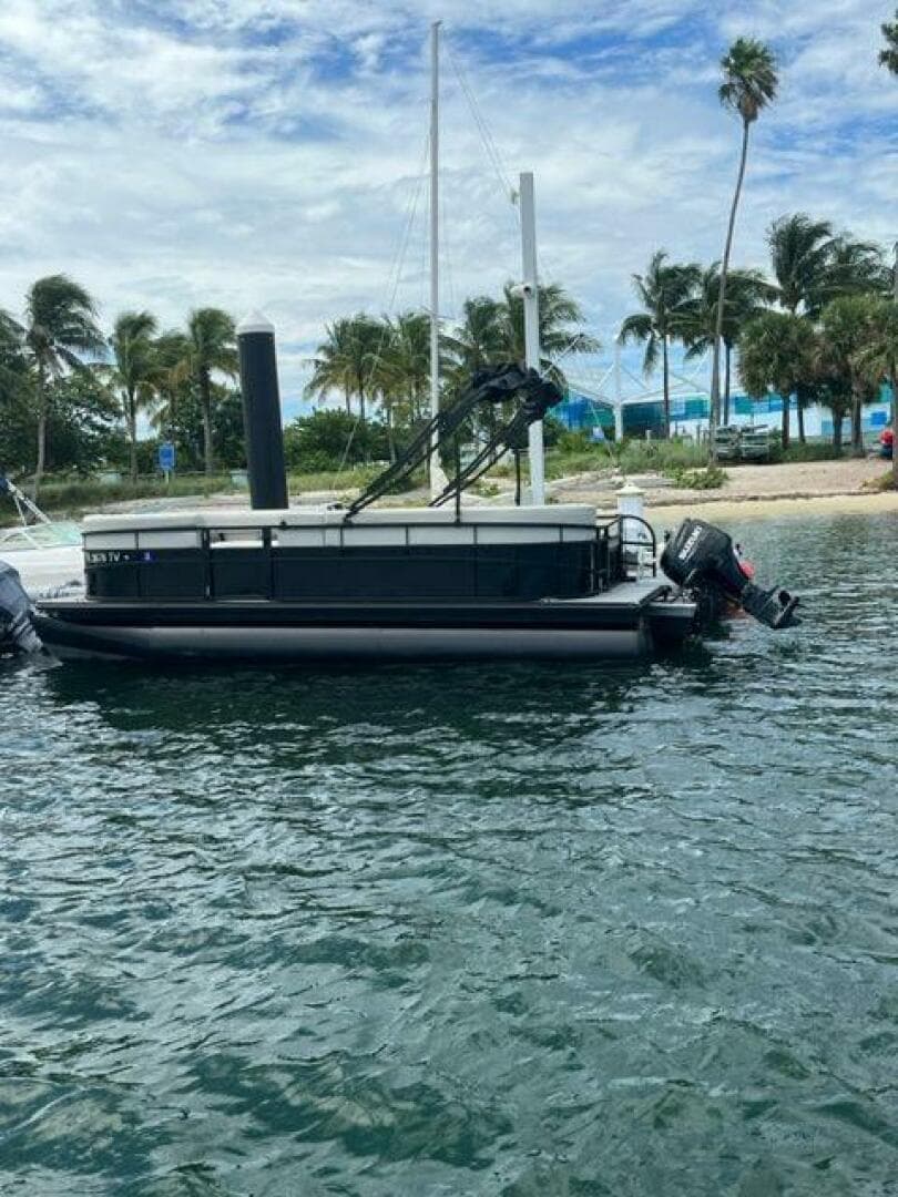 2024 Vision WX Tritoon — photo 1