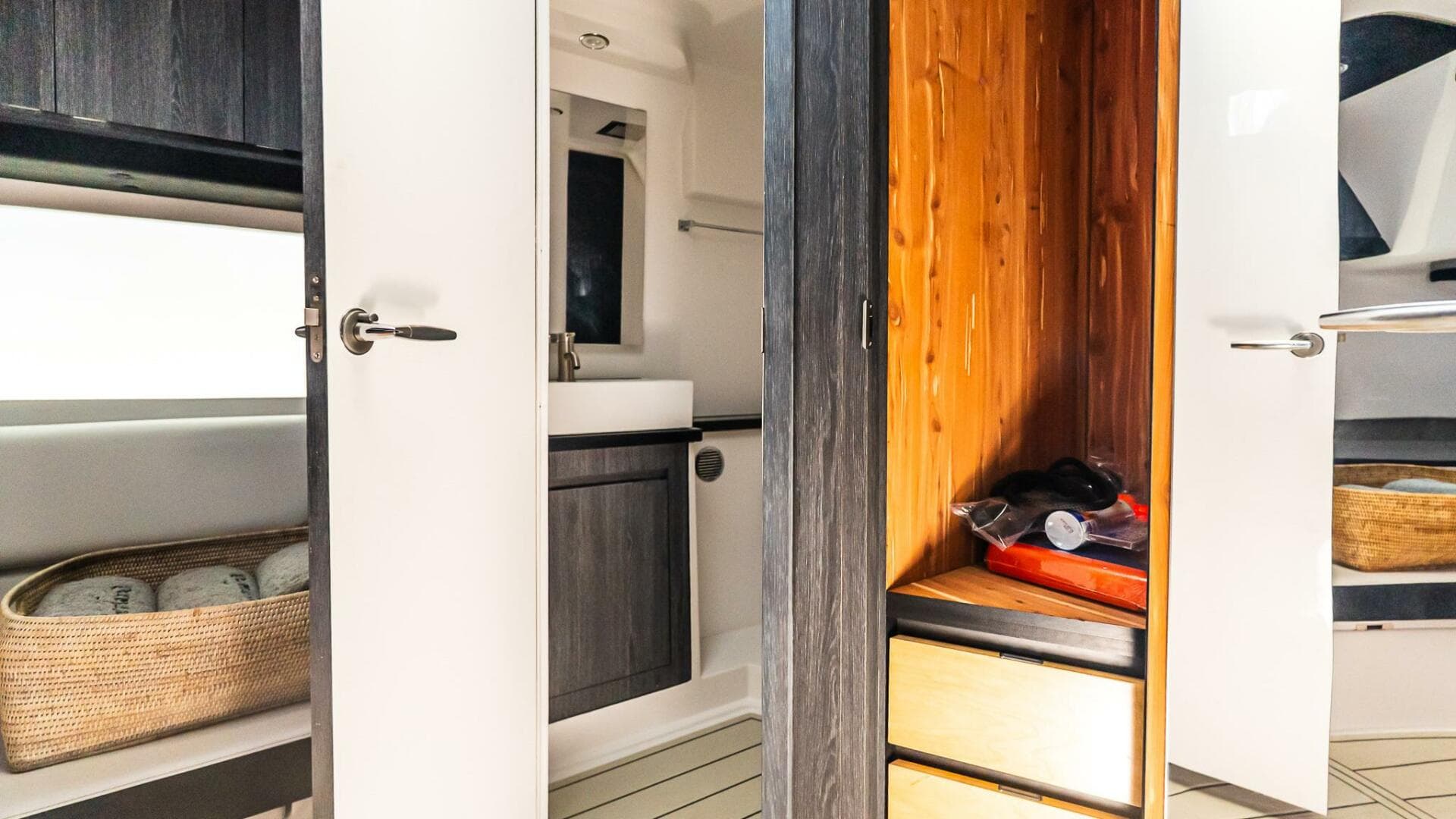 2025 Cigarette 52 Thunder — photo 42