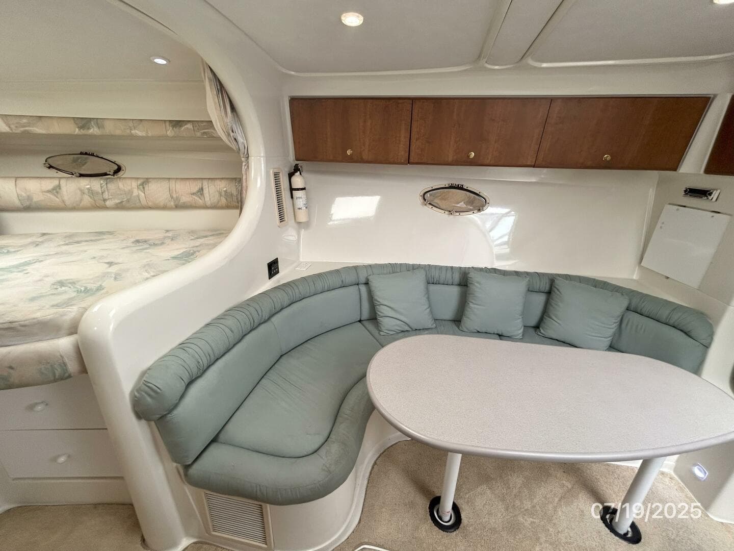 1995 Silverton 310 — photo 25