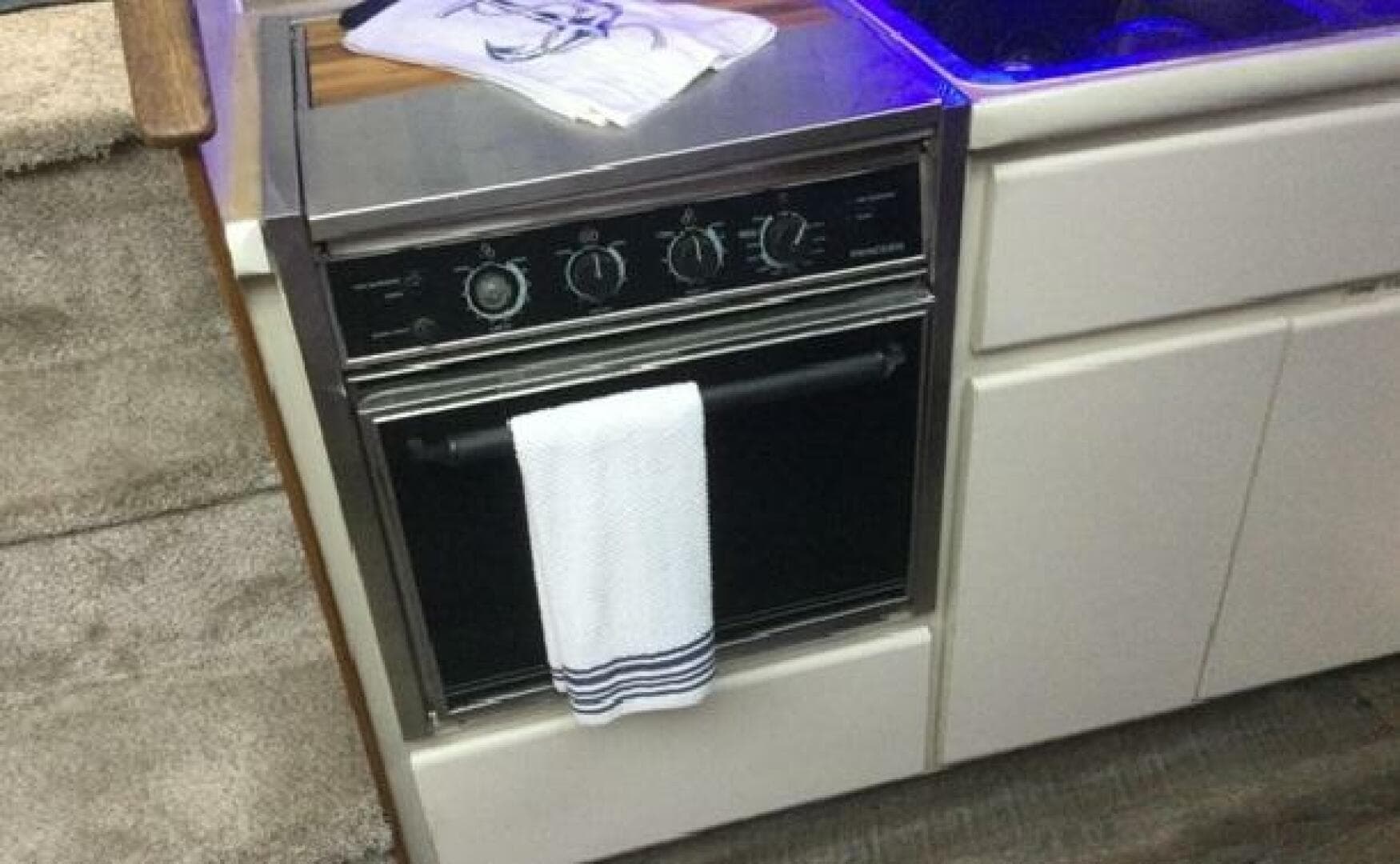 1995 Carver 430 Cockpit — photo 30