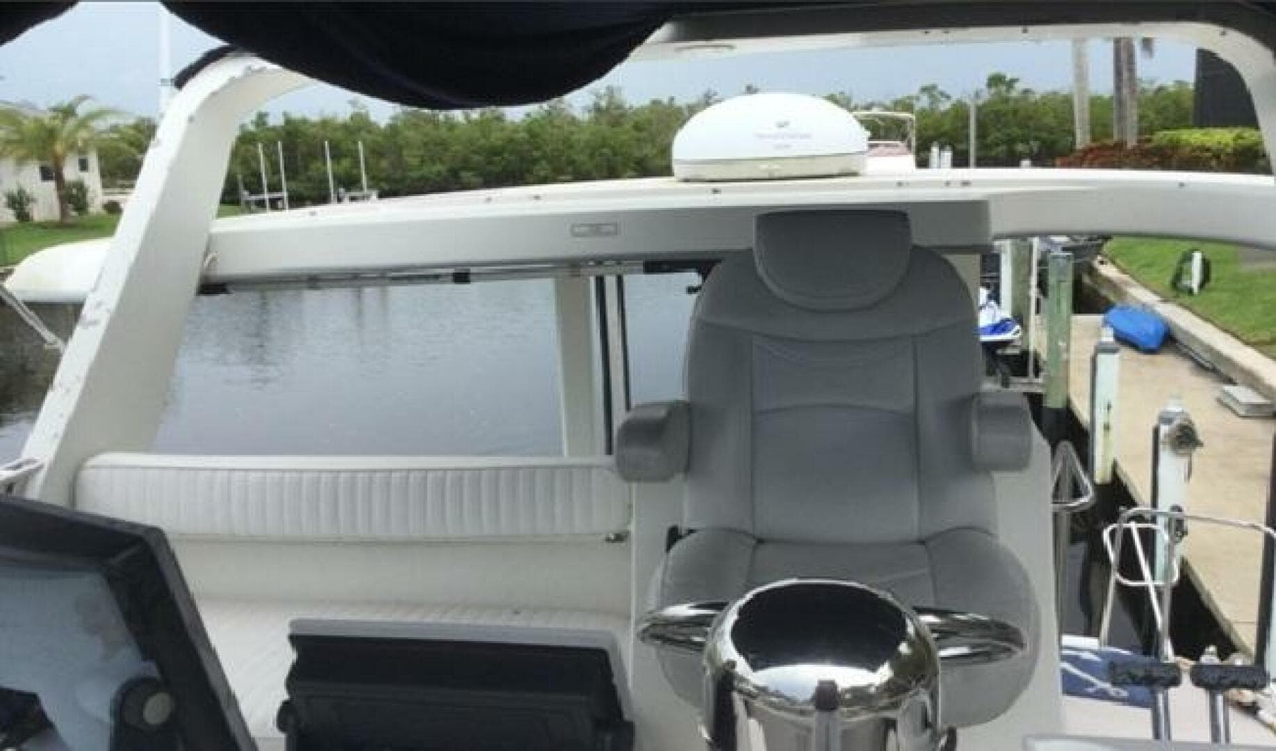 1995 Carver 430 Cockpit — photo 13