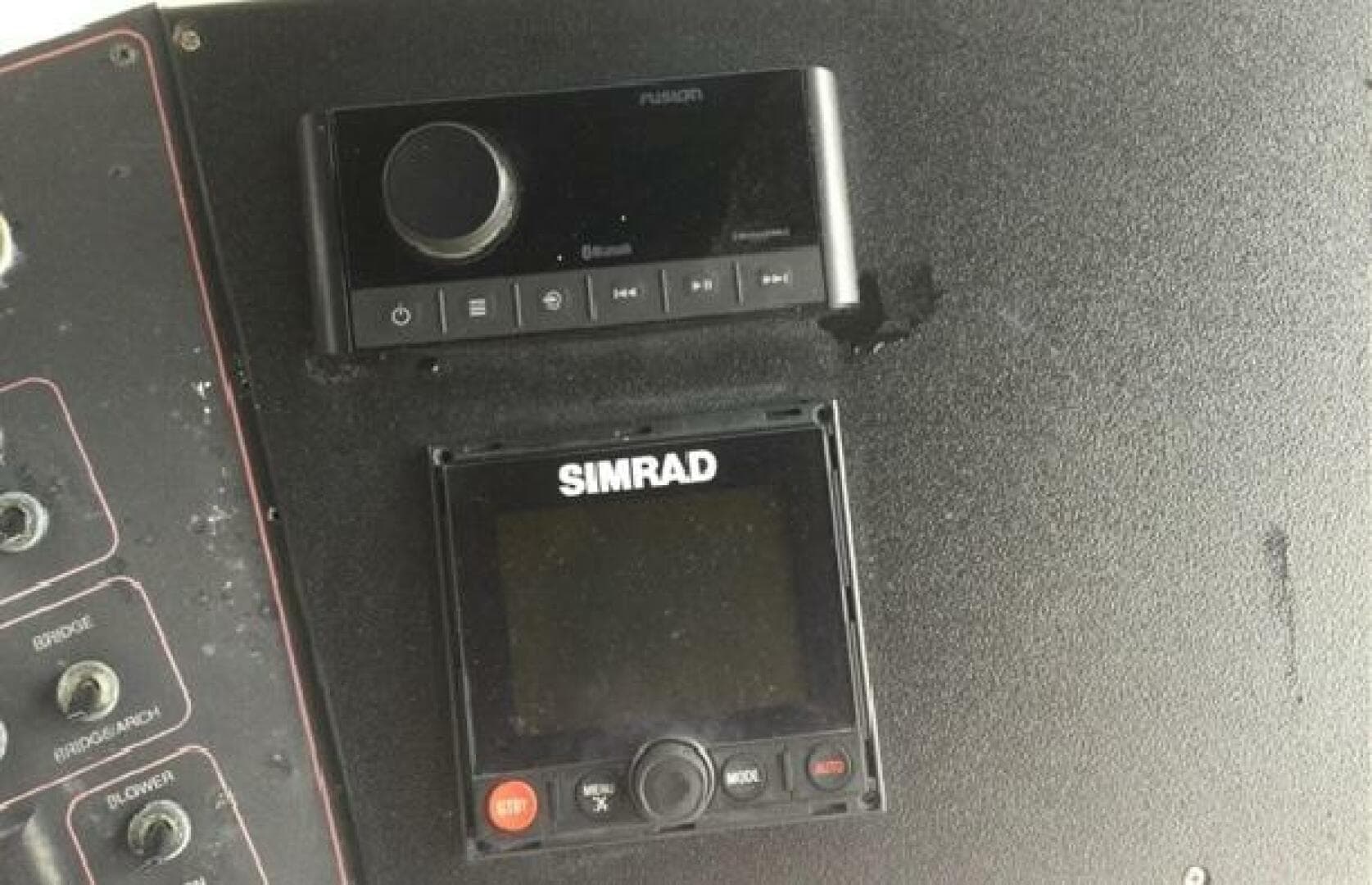 1995 Carver 430 Cockpit — photo 21