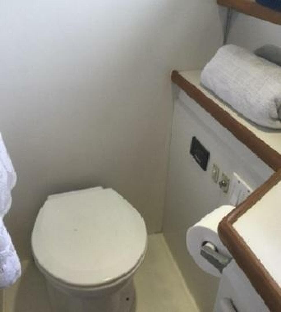 1995 Carver 430 Cockpit — photo 41