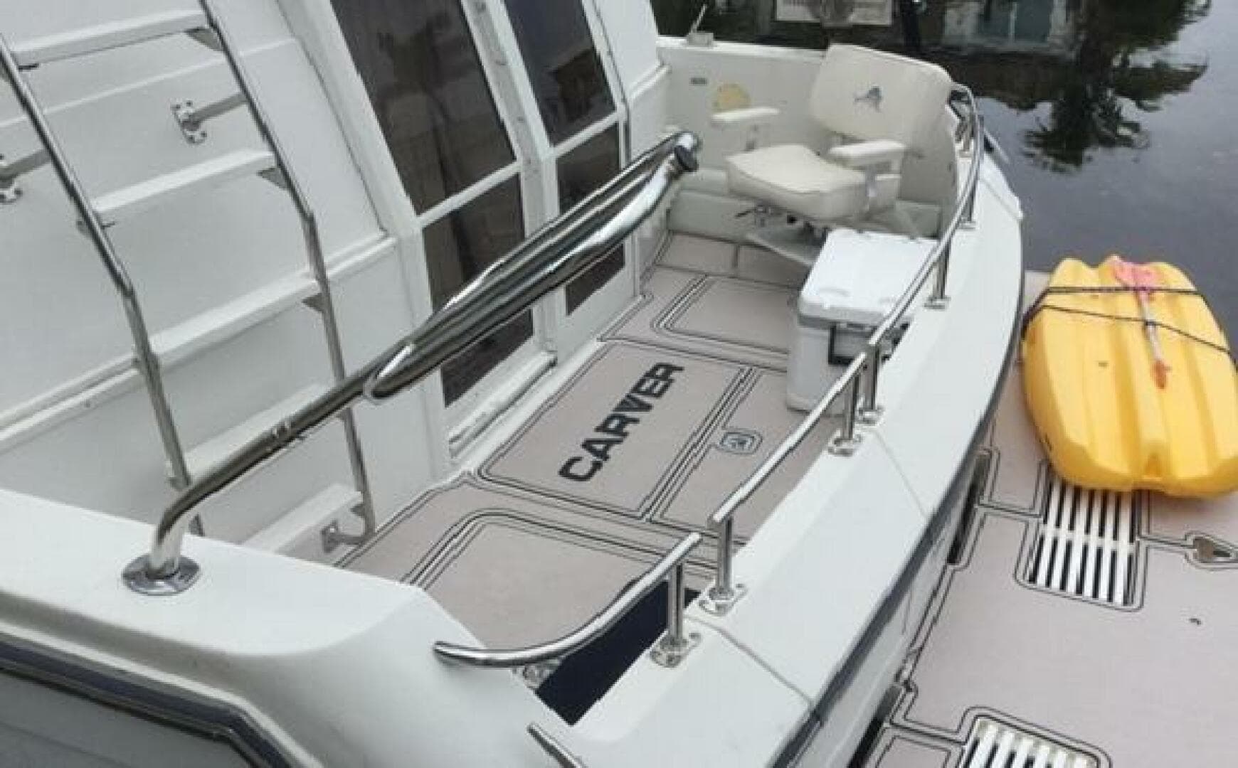 1995 Carver 430 Cockpit — photo 2