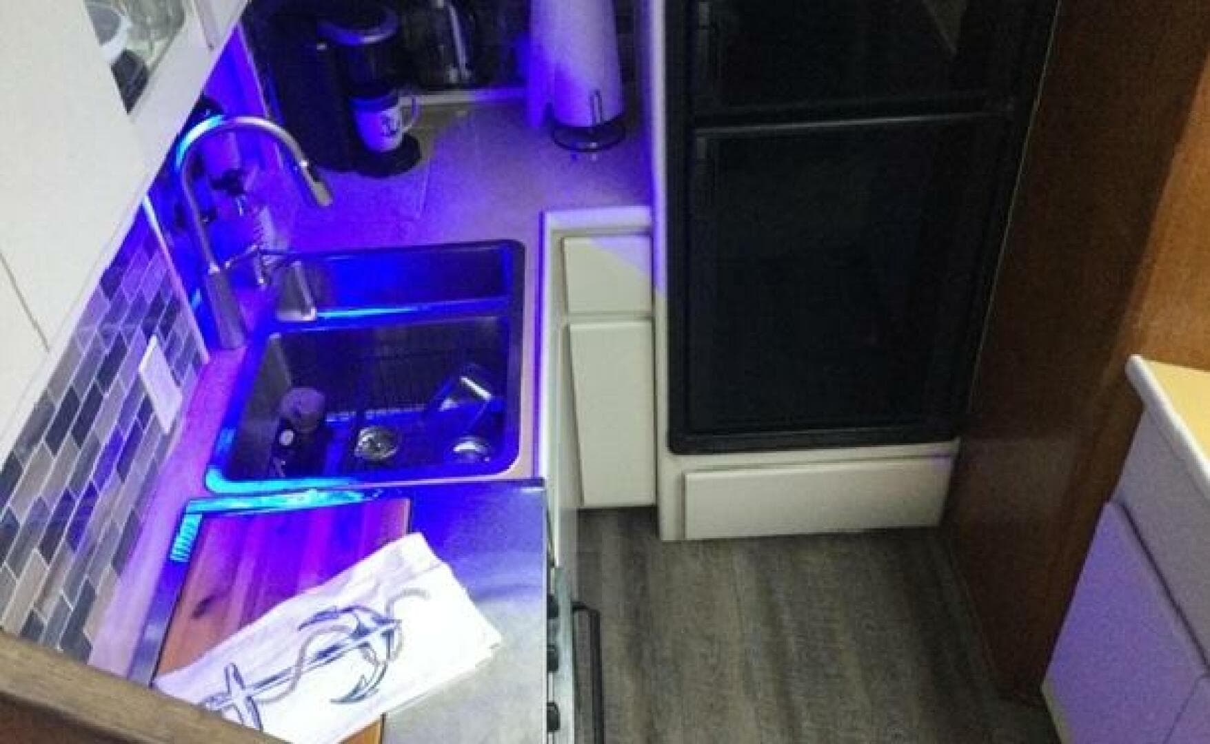 1995 Carver 430 Cockpit — photo 28