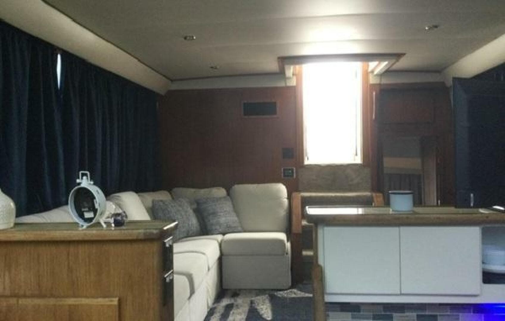 1995 Carver 430 Cockpit — photo 38