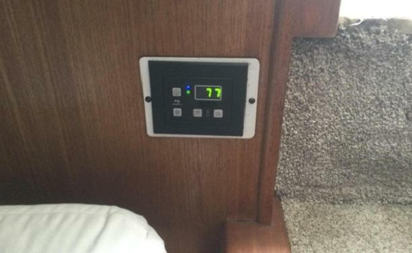 1995 Carver 430 Cockpit — photo 47