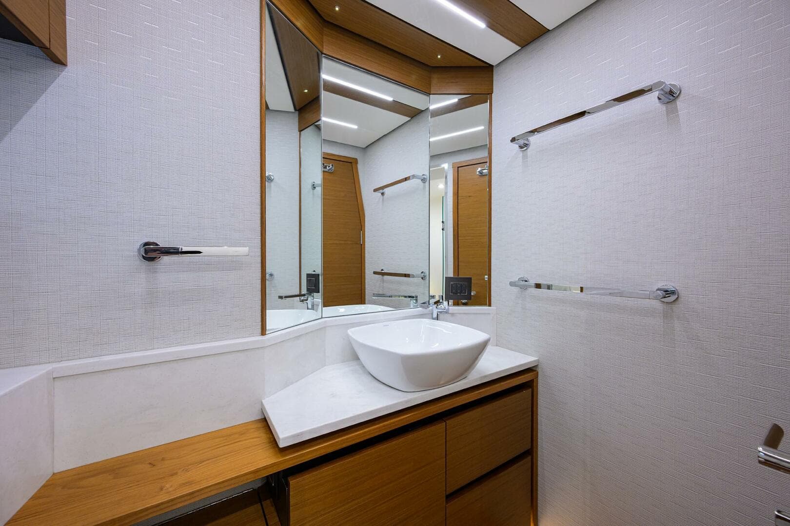 2023 Tiara Yachts C49 — photo 25