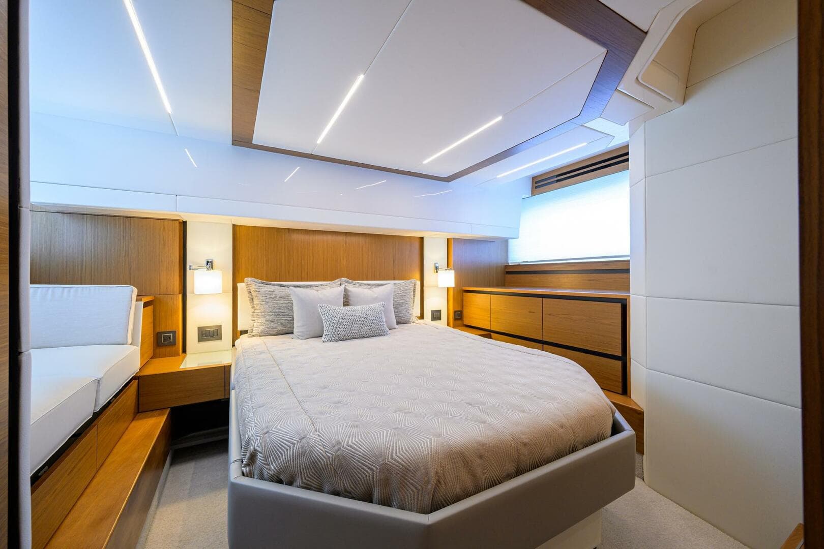 2023 Tiara Yachts C49 — photo 17