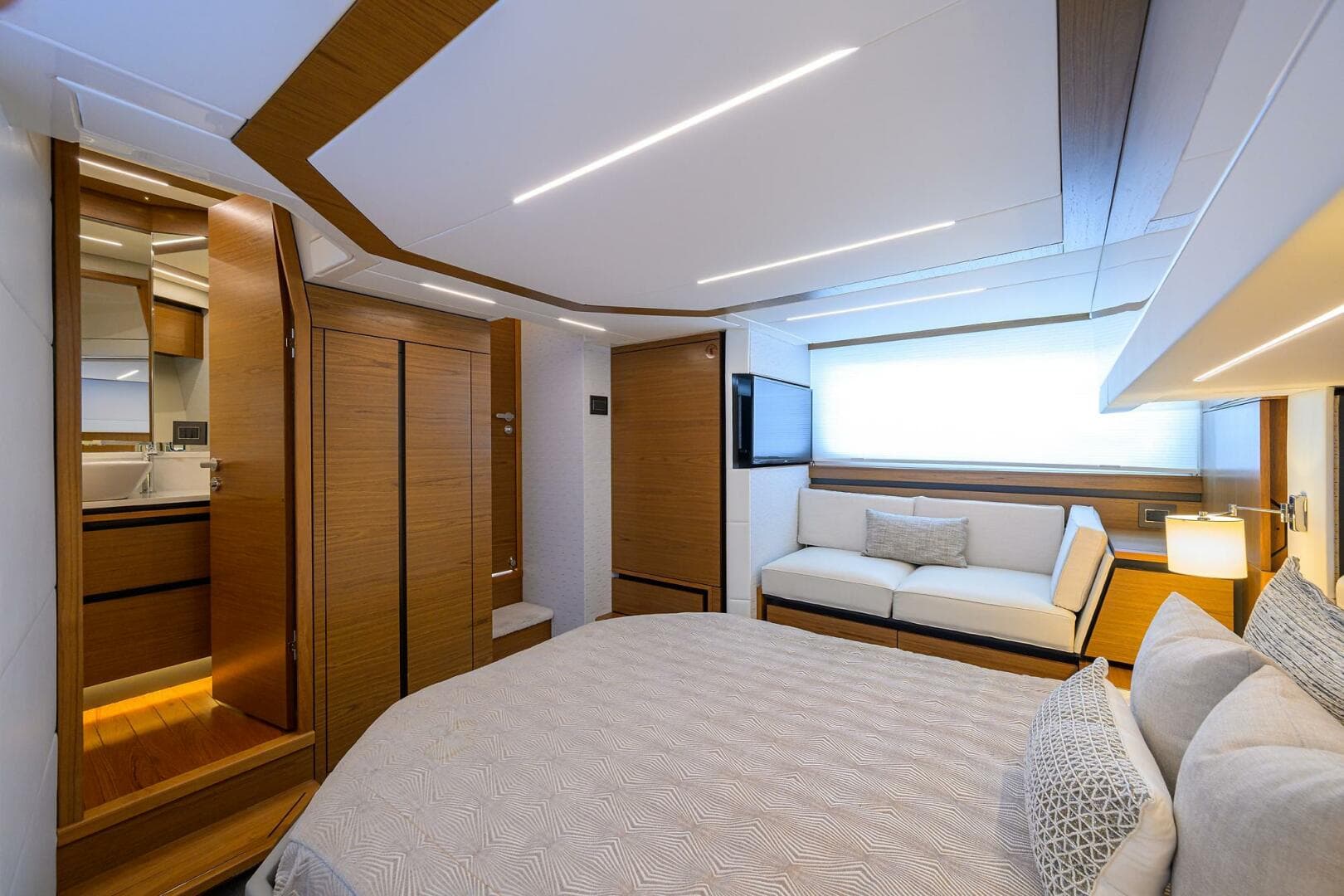 2023 Tiara Yachts C49 — photo 22