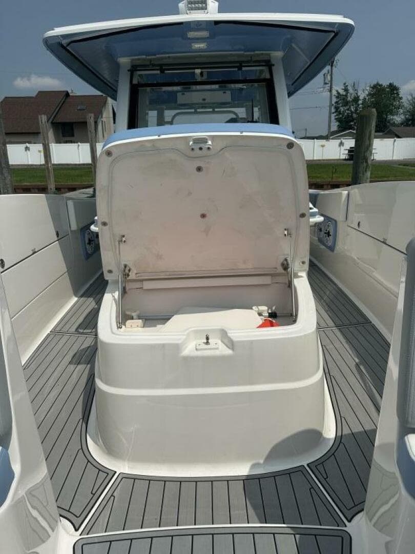 2023 Robalo R360 — photo 21