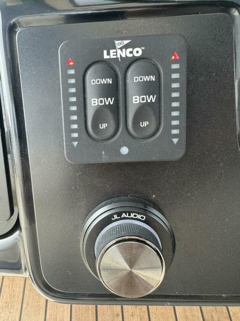 2023 Robalo R360 — photo 16