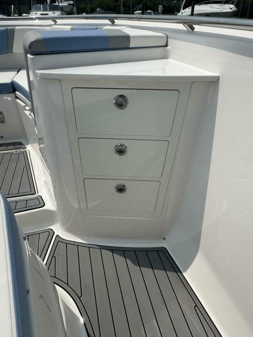 2023 Robalo R360 — photo 29
